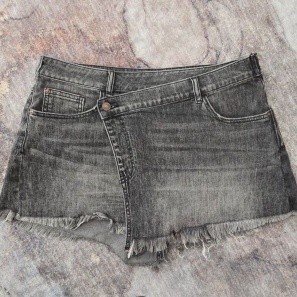 Anthropologie Pilcro Black Distressed Denim Wrap Skort Raw Hem Size 8 — Trendy